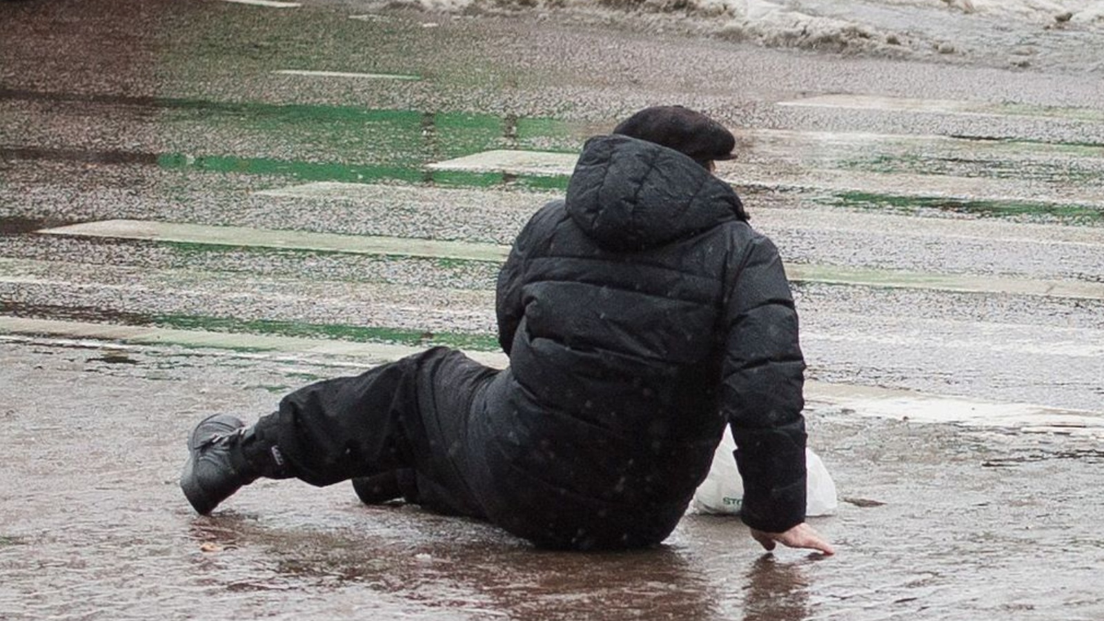 Осторожно скользко на улице. Гололед для дошкольников. Скользкий тротуар. Сопливых скользко. Поскользнулся на льду.
